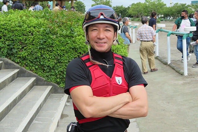 シャンパンカラーの騎手は内田博幸騎手であることを紹介する画像